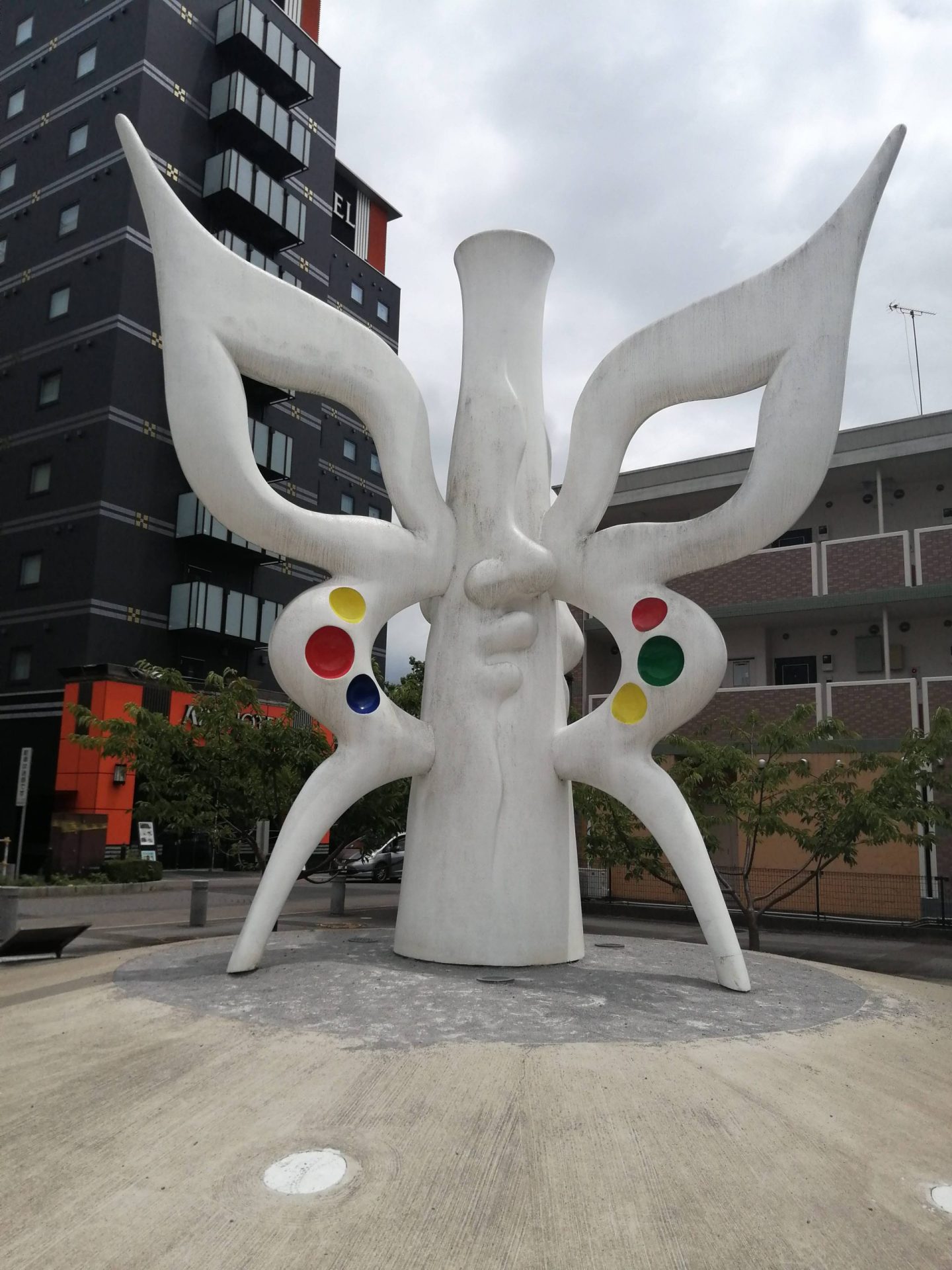 岡本太郎作品　万博記念公園駅前モニュメント　『　未来を視る　』 scaled